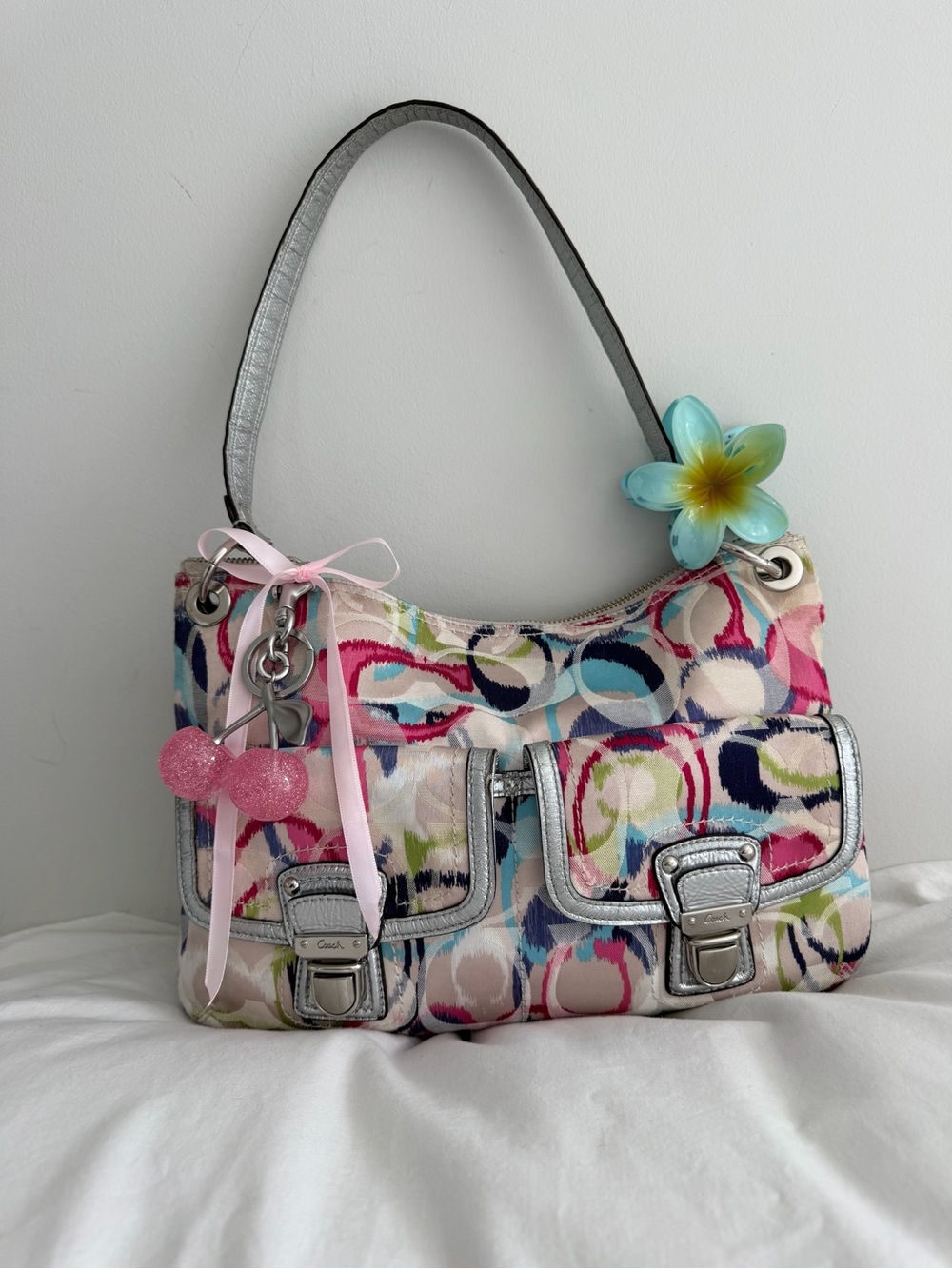🩵 vintage Coach Poppy Graffiti Shoulder Bag